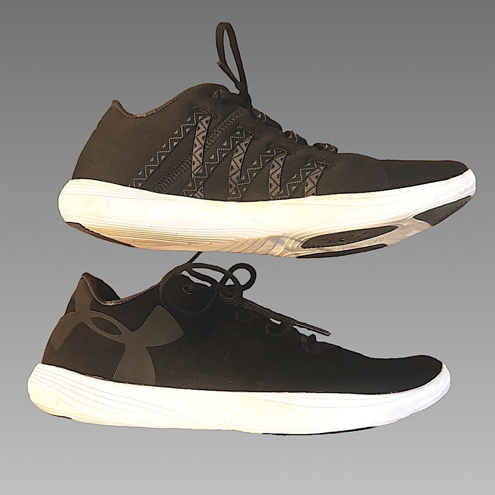 LIKE NEW Under Armour black sneakers 6.5